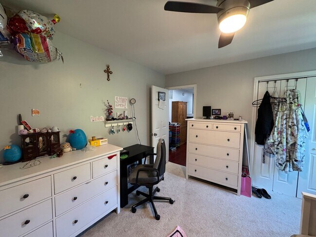 Building Photo - Gorgeous 5 Bed 3.5 Bath Single Family Home...