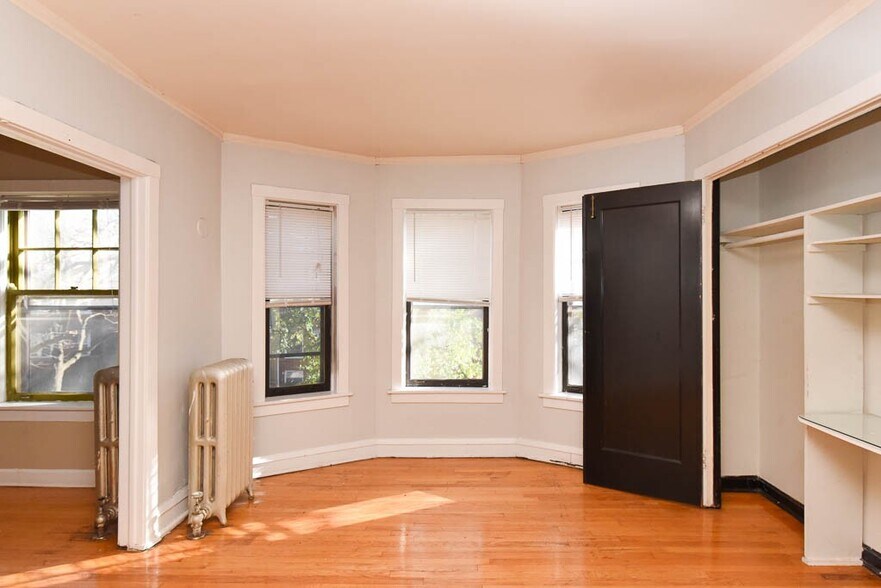 Building Photo - 2105 W Ainslie St