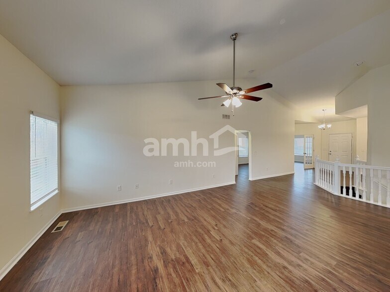 Building Photo - 210 Cherry Tree Ln