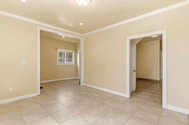 Building Photo - Newly Remodeled 4-Bedroom Oakland Duplex with Gated Parking