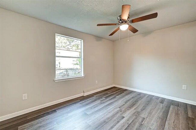 Building Photo - Bluebonnet