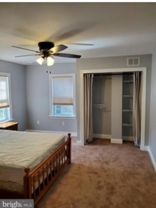 Building Photo - 457 N Spring St