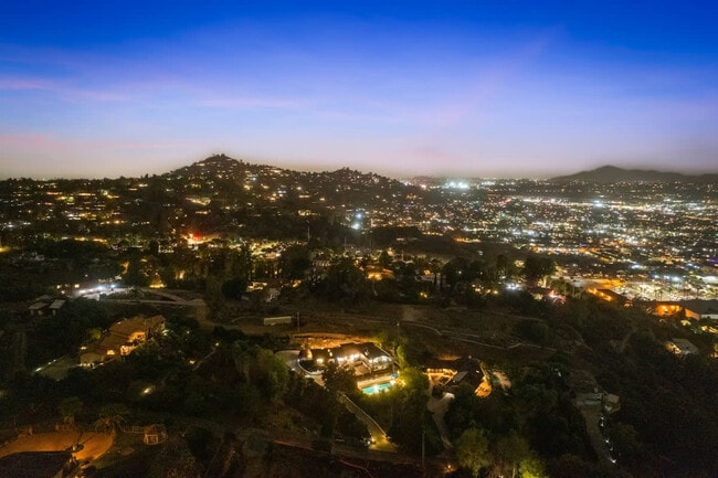 Building Photo - 5048 Bluff Pl