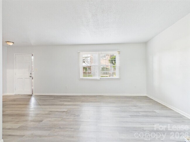 Building Photo - 8811 Hunter Ridge Dr