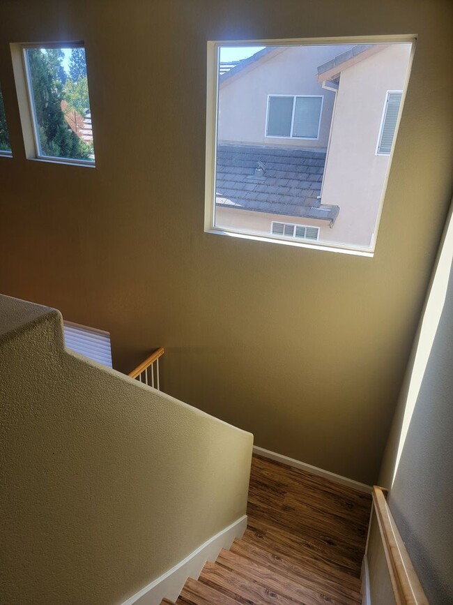 Building Photo - Gorgeous 4 bedroom 2.5 bath with large bon...