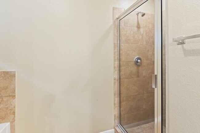 Building Photo - 17120 Wilthorne Gardens Ct