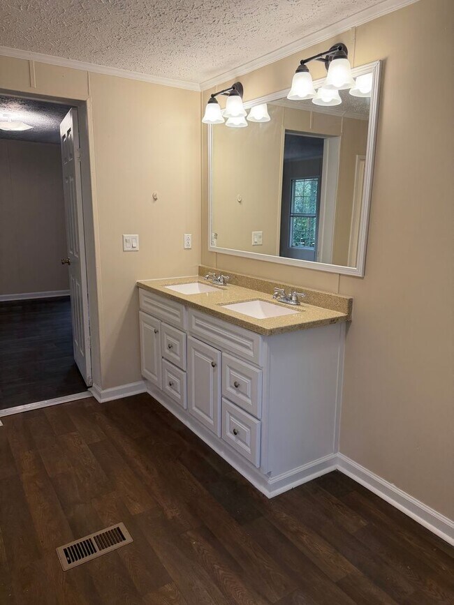 Building Photo - Home For Rent