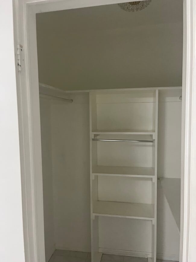 walk-in closet - 252 Jefferson Ave