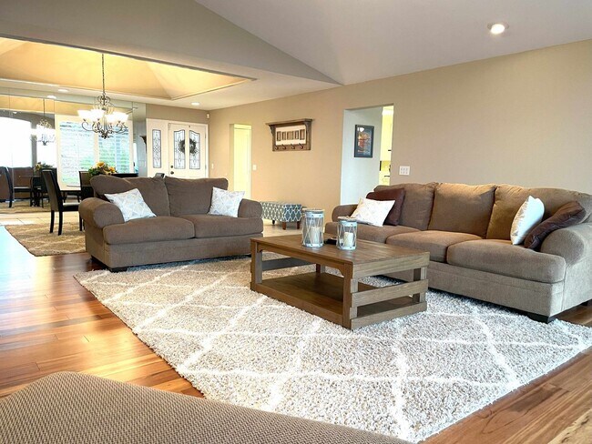 Building Photo - Elegant 4 bedroom 2.5 bath home, Completely Furnished