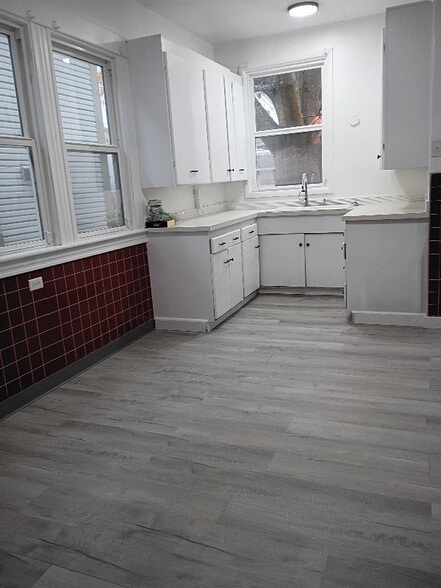 Building Photo - 547 NE Knott St