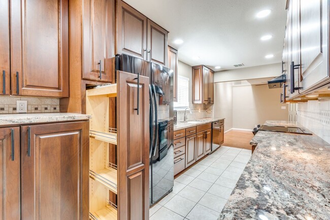 Building Photo - UPDATED 2-BEDROOM TOWNHOME IN MIDTOWN