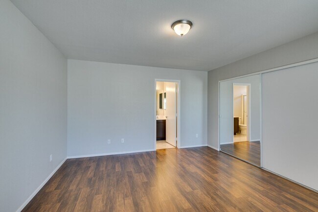 Building Photo - 2 bedroom + Den- Upgraded Flooring ready for immediate move in