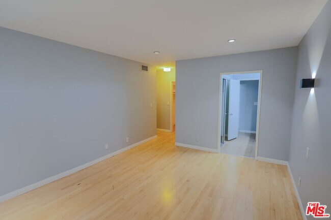 Building Photo - 1250 Kings Rd