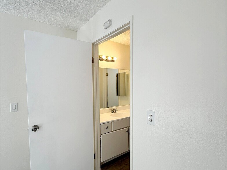 Building Photo - 4688 Huntington Dr S