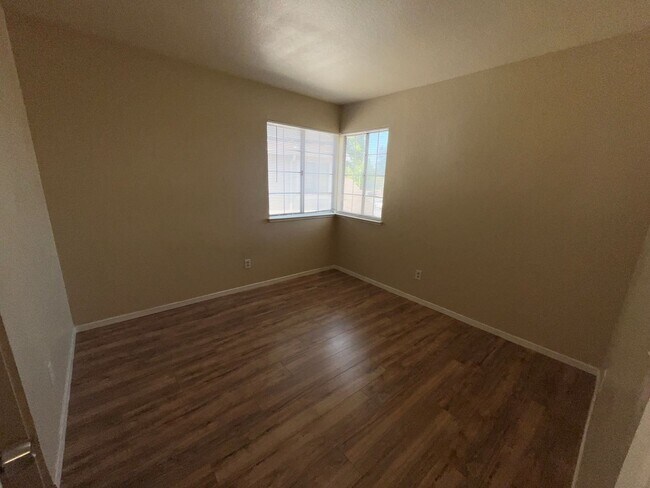 Building Photo - Two Story, 4BR/2.5BA, Very Large Backyard ...