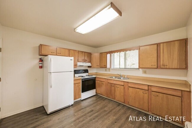 Building Photo - 681 Fraser St