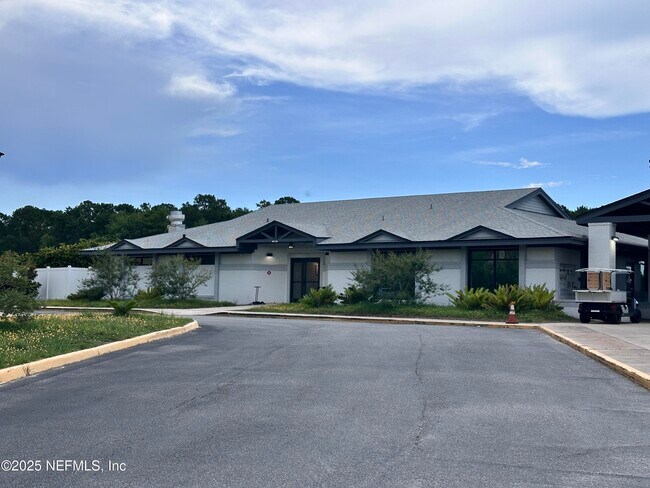 Building Photo - 4545 Golf Ridge Dr