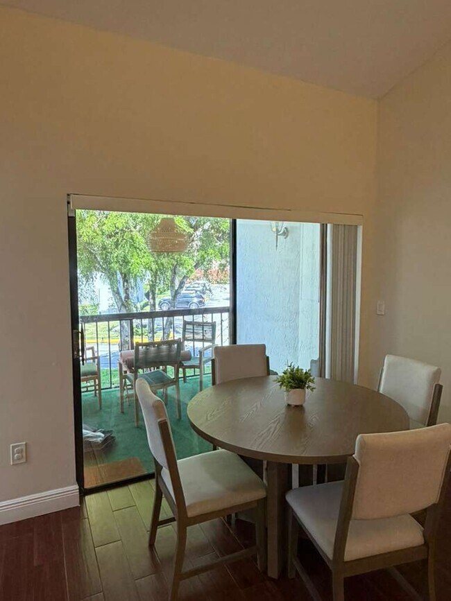 Building Photo - 9417 Fontainebleau Blvd