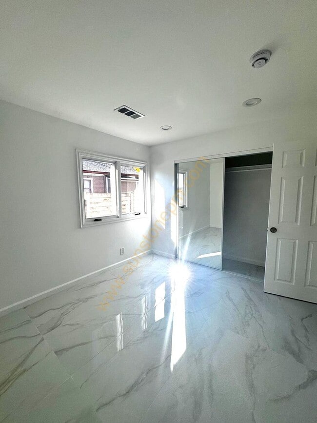 Building Photo - 696 E 9th St