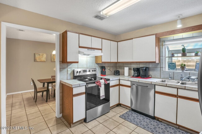 Building Photo - 1645 Westwind Dr