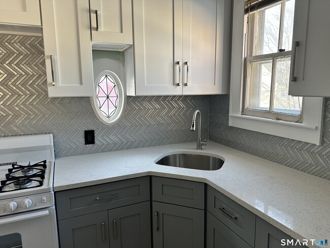 Building Photo - 1537 Chapel St