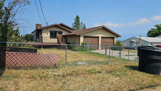 Building Photo - 410 3rd Ave E