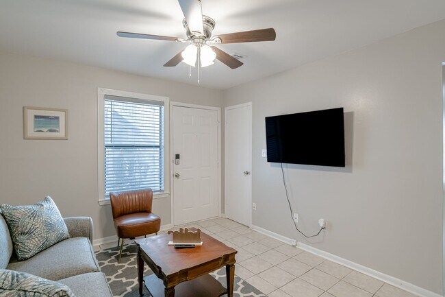 Building Photo - Centrally Located 1 Bed/1 Bath Coastal Condo