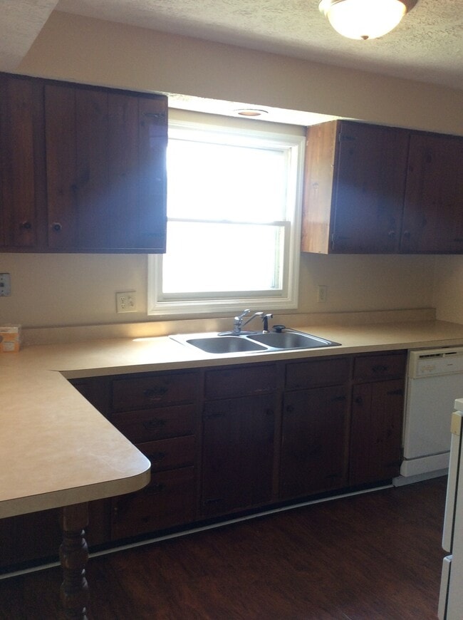 Building Photo - Available August 18th, 2026!