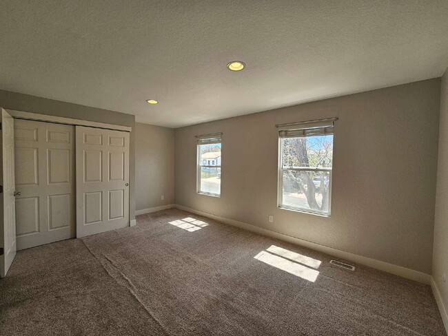 Building Photo - Spacious 4-Bedroom Aurora Home with Garage...