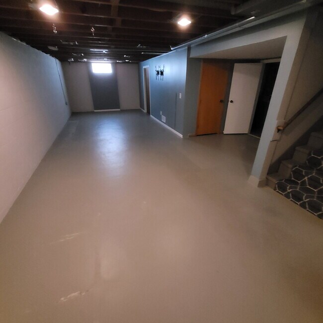 Building Photo - "Charming 3-Bed Home with Finished Basement & Gleaming Hardwood Floors in Shakopee!"