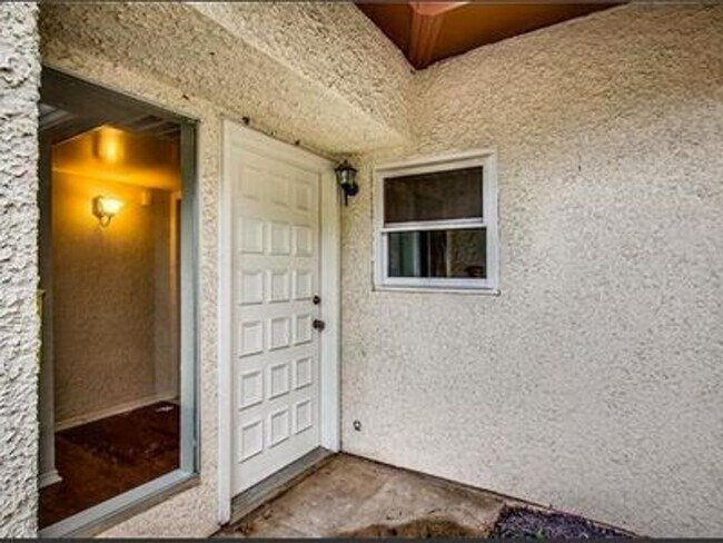 Building Photo - Spacious Townhome in the heart of Irving