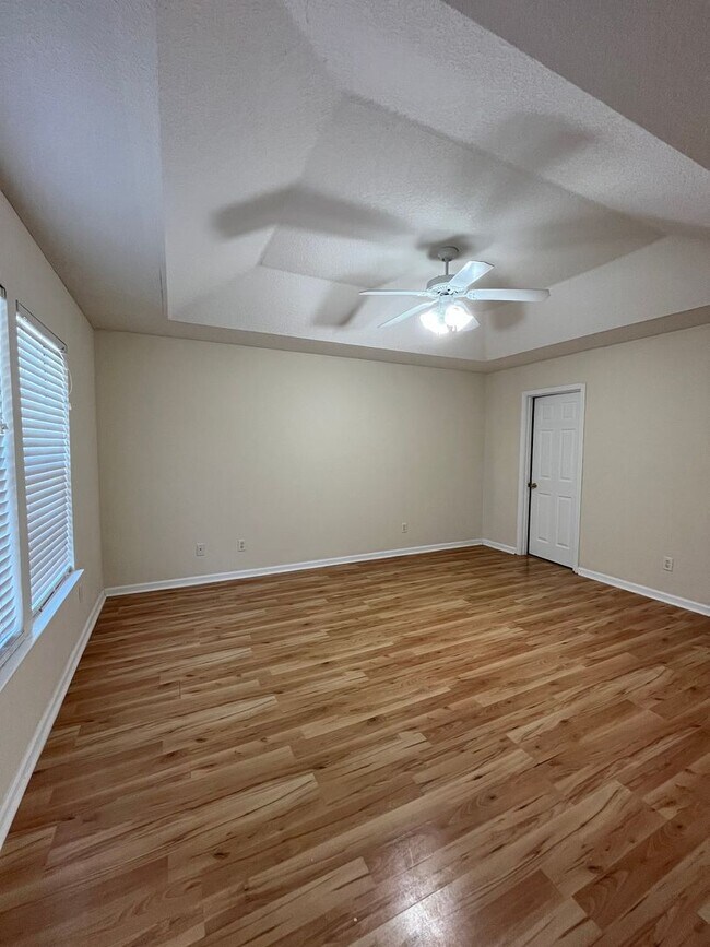 Building Photo - 209 Royal Palms Ave