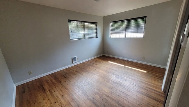 Building Photo - Family Home in Desirable Neighborhood!