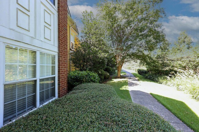Building Photo - 230 Amal Dr SW