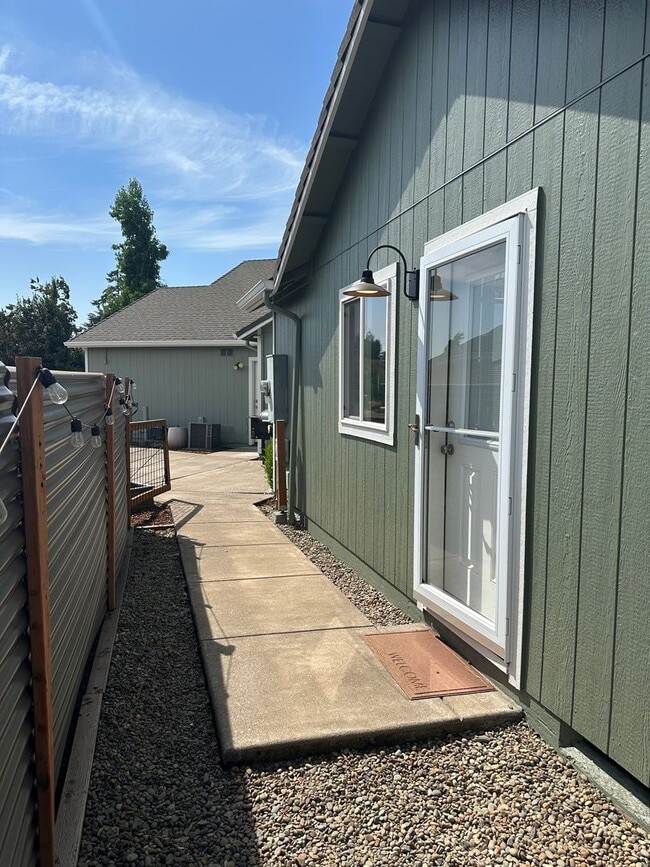 Building Photo - Charming 1 bedroom 1 bath house in Springfield!