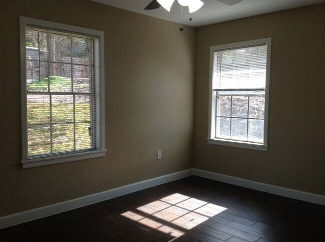 Building Photo - Gorgeous Remodel - North Austin Home!