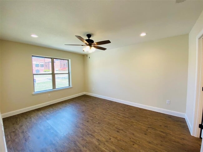 Building Photo - 312 W Heron St