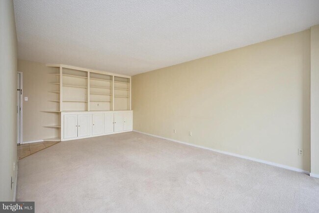 Building Photo - 2300 Pimmit Dr