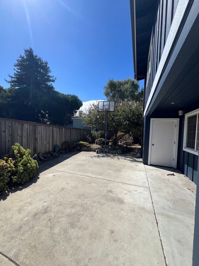 Building Photo - Beautiful 3 bedroom West Side Home! Close ...