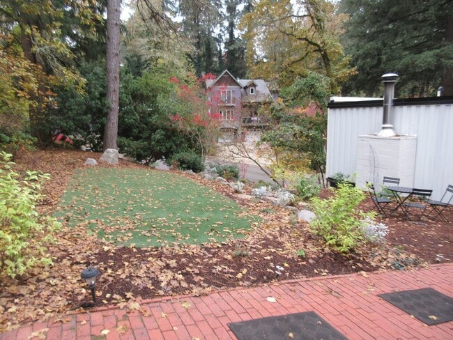 Building Photo - Beautiful Three Bedroom in the Hills of South Salem