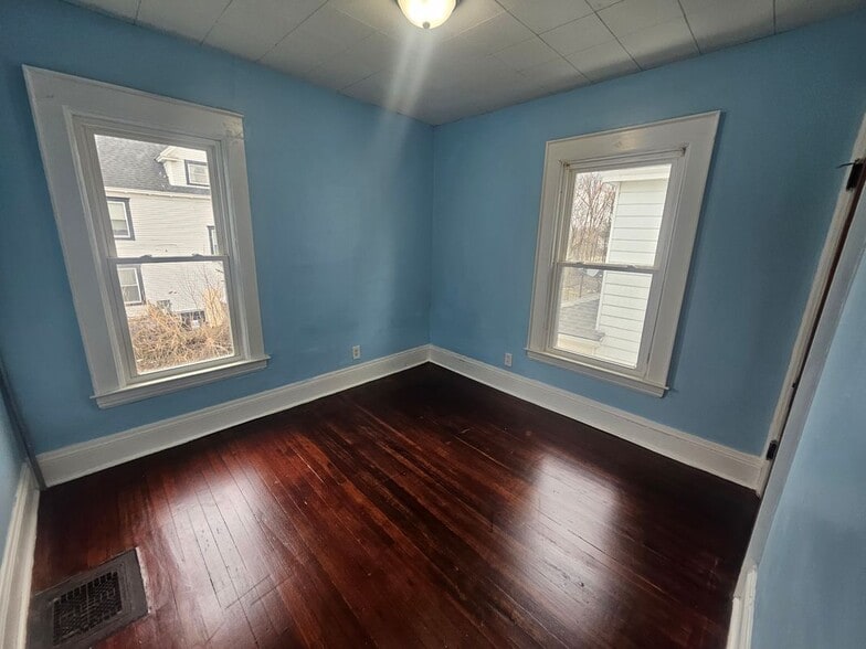 Building Photo - 1330 Midland Ave