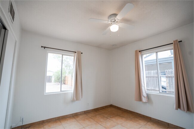 Building Photo - 1410 W Clarendon Ave