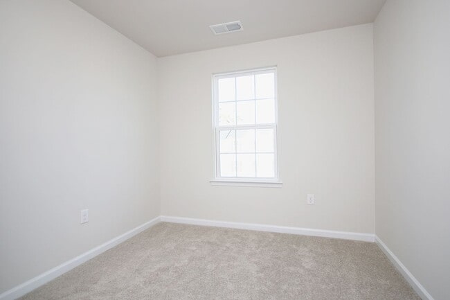 Building Photo - Move-In Ready Riverwood Townhome — Minutes to NGIC, UVA North Fork & CHO Airport