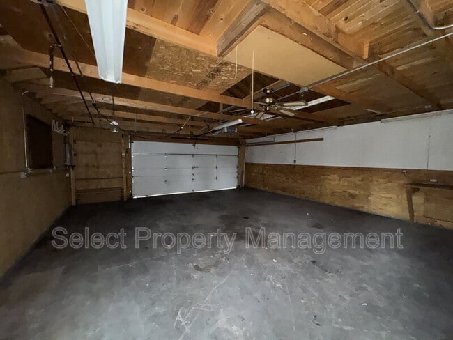 Building Photo - 930 3rd St