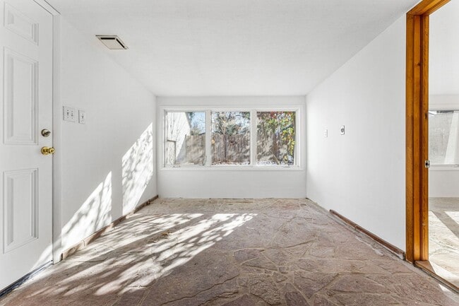 Building Photo - Old Town Lafayette Location! 4 bedrooms! Huge garage!