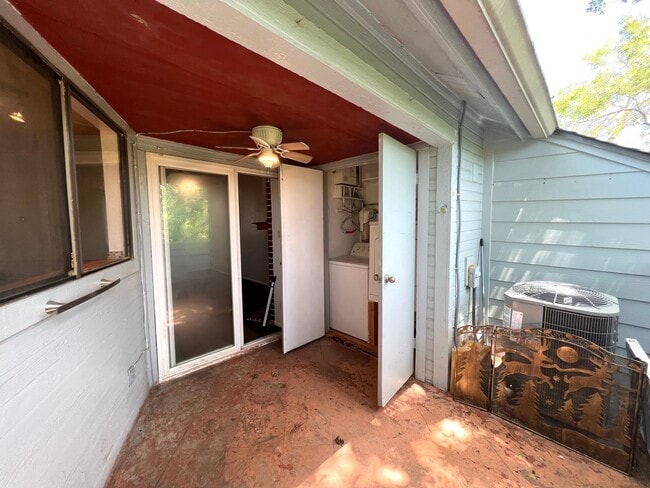 Building Photo - 2 Bedroom 2 Bath Condo Home for rent near Downtown Austin, Top Floor with Balcony, Gated Community