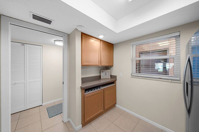 Building Photo - 10 Sunflower St