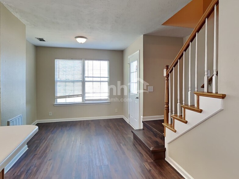 Building Photo - 913 Tom Hailey Blvd