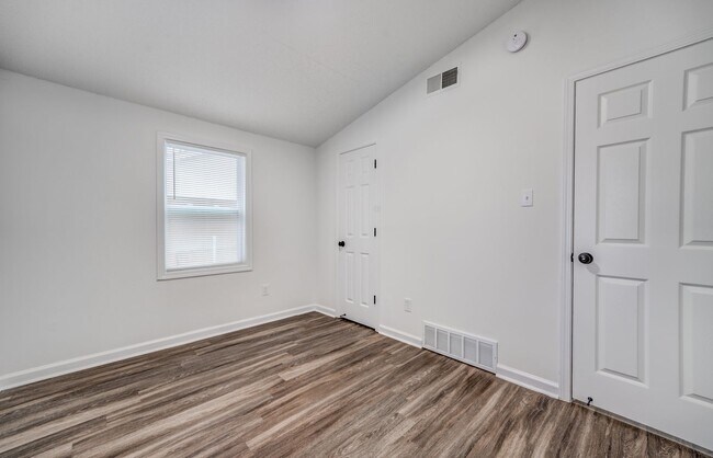Building Photo - 4980 Vickie Dr