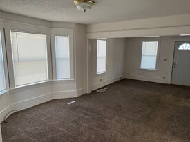 Building Photo - 684 Hawthorne Ave E